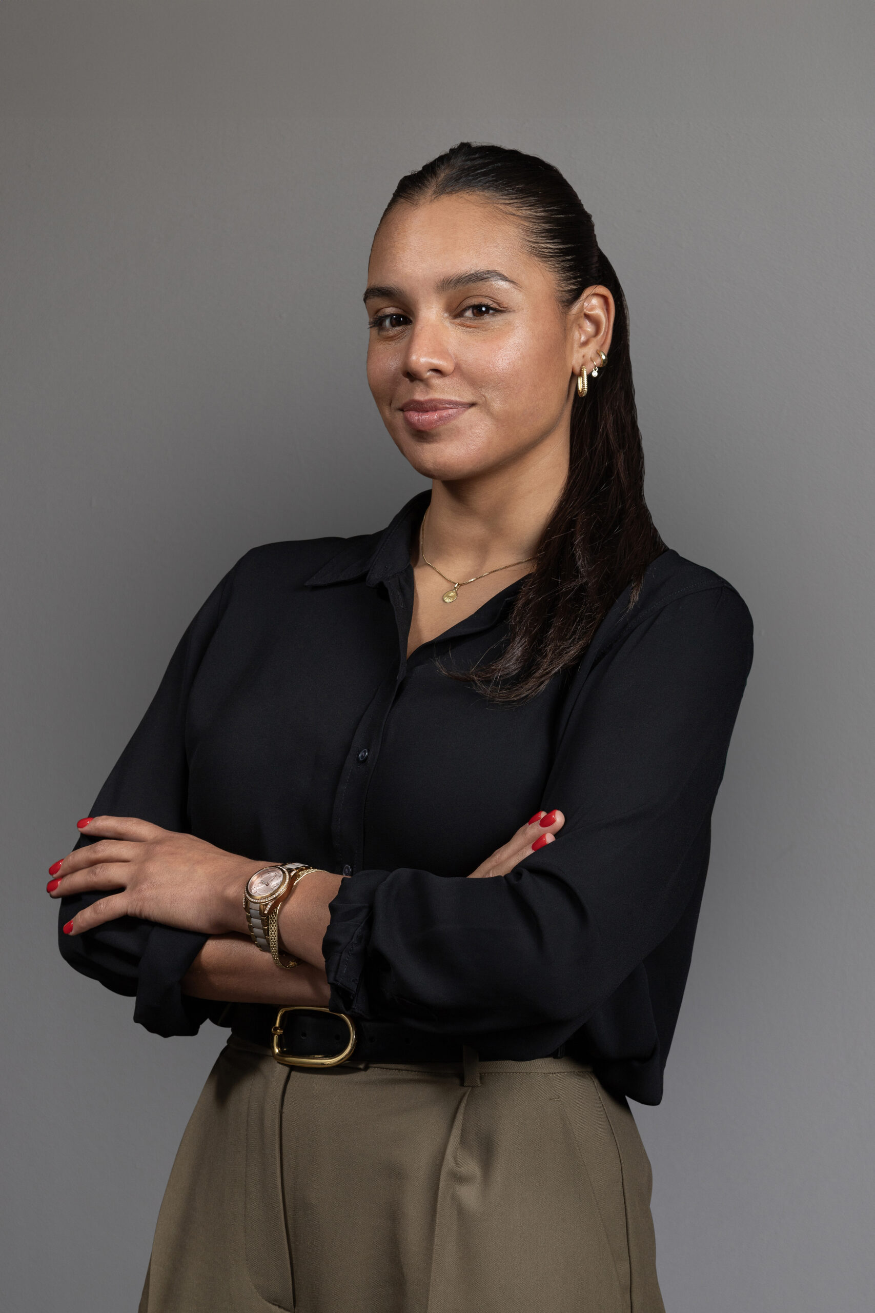 CATALINA ARELLANO FONDO GRIS copia scaled